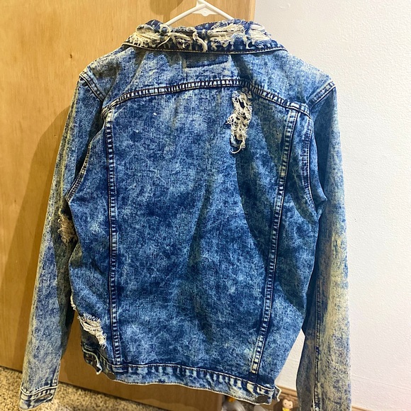 Carbon- Jean Jacket size Medium worn only a few times. Basicallyy brand new. - Picture 9 of 9